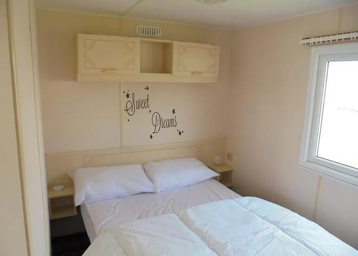 Golden Sands: Mirage Iiii:- 6 Berth, Access To The Beach