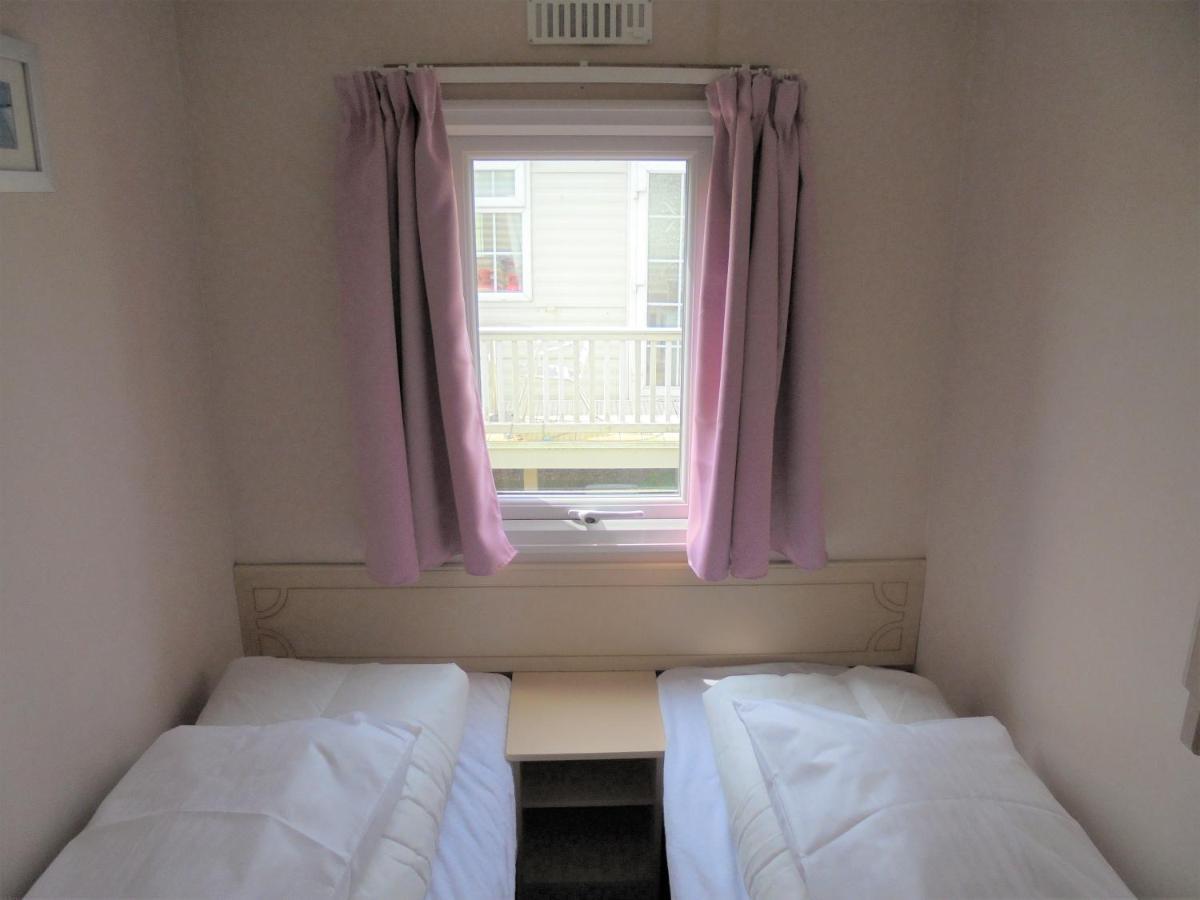 Golden Sands: Mirage Iiii:- 6 Berth, Access To The *